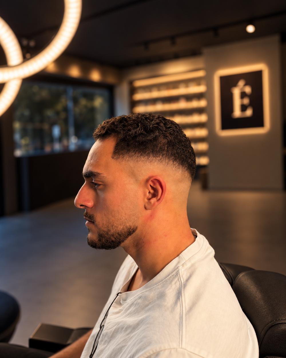 Skin Fade mit Locken