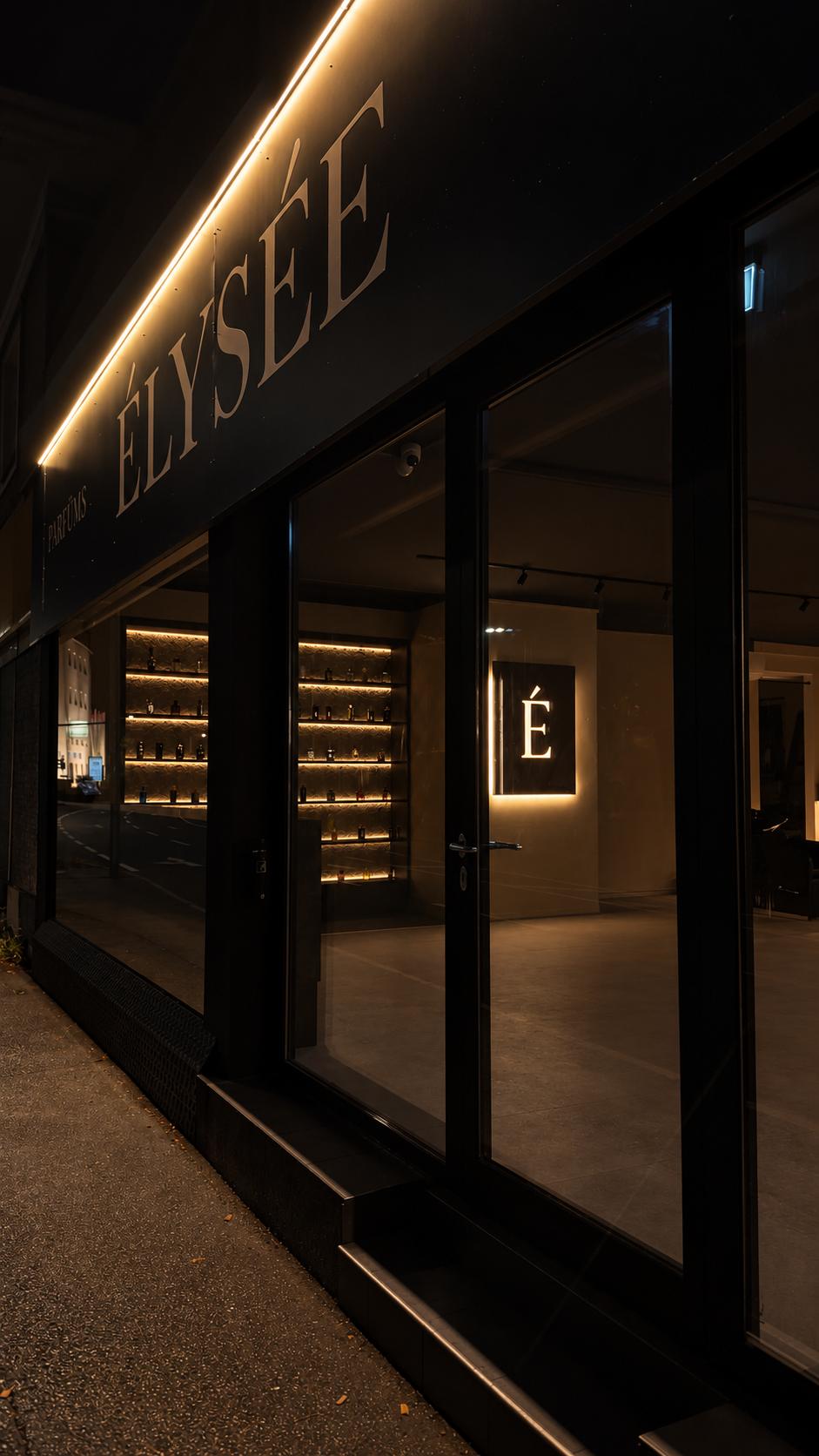 Élysée in der Haratzmüllerstraße 78 bei Nacht, beleuchtetes Schaufenster