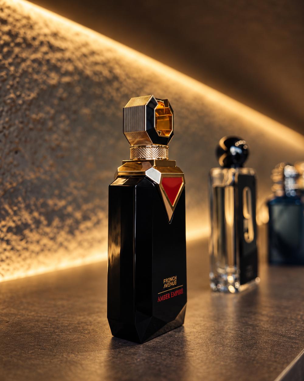 Flakon French Avenue Amber Empire im warmen Regallicht